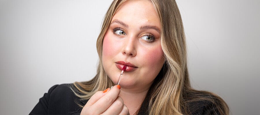 Liquid Lipstick wird auf die Lippen aufgetragen 